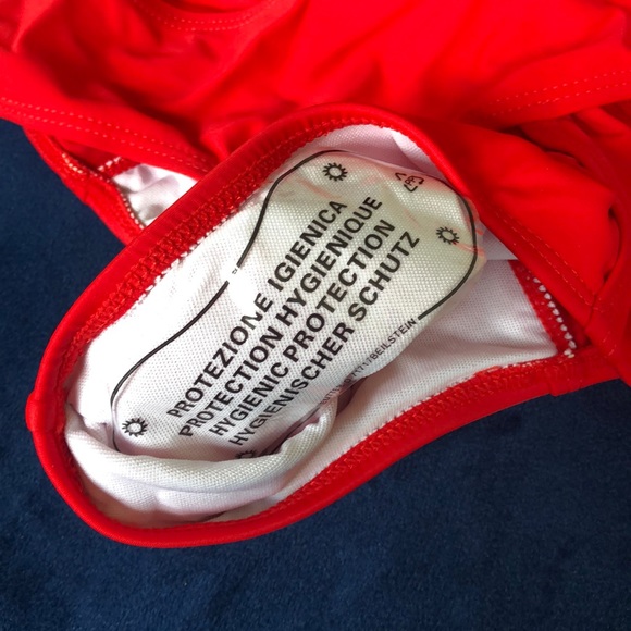 Red bikini - Picture 4 of 6